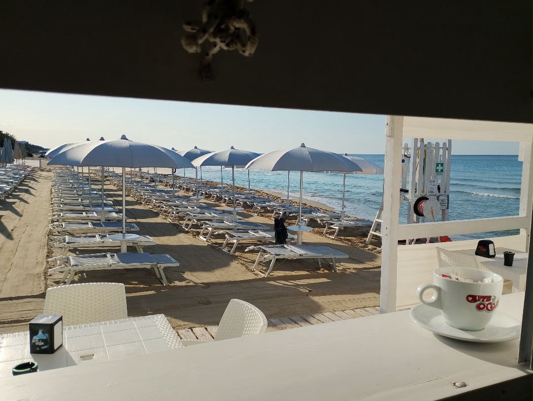 Ombrelloni e lettini davanti al mare del Lido Girasole