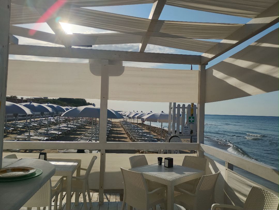 La terrazza del Lido Girasole con vista sul mare