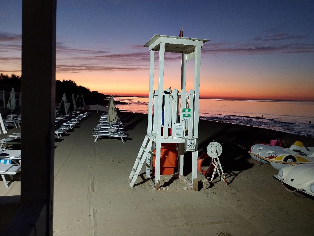 Il mare di San Pietro in Bevagna al tramonto